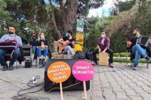 İzmir B&uuml;y&uuml;kşehir Belediyesi sokak sanat&ccedil;ılarıyla ilgili d&uuml;zenleme yapıyor.&nbsp;&ccedil;alışma koşullarını iyileştiriyor.