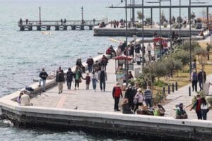 Kontroll&uuml; normalleşme s&uuml;reciyle cumartesi g&uuml;n&uuml; sokağa &ccedil;ıkma kısıtlamasının kalktığı İzmir&rsquo;de,
