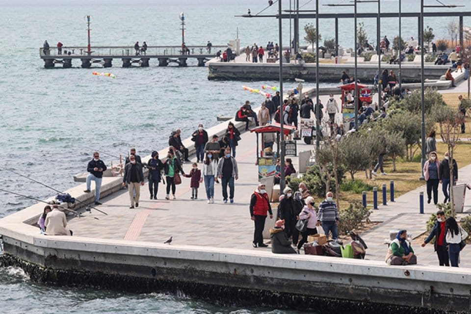 Kontroll&uuml; normalleşme s&uuml;reciyle cumartesi g&uuml;n&uuml; sokağa &ccedil;ıkma kısıtlamasının kalktığı İzmir&rsquo;de,