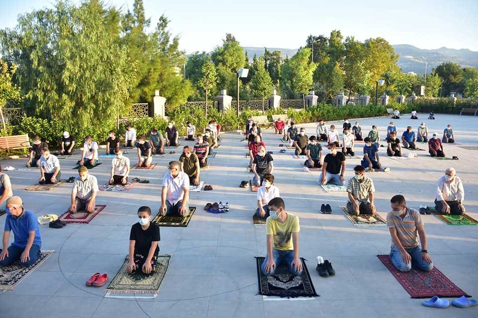İzmir'de Kurban Bayramı namazı, koronavir&uuml;s tedbirlerine uygun olarak kılındı. İzmir'de