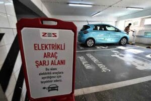 İzmir B&uuml;y&uuml;kşehir Belediyesi kent genelinde sayıları giderek artan elektrikli otomobiller