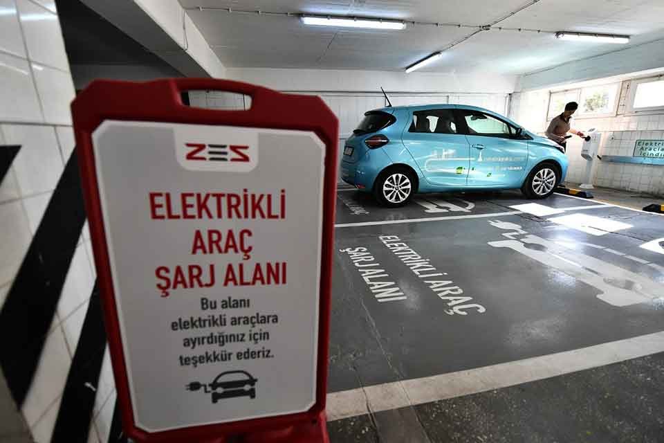 İzmir Büyükşehir Belediyesi kent genelinde sayıları giderek artan elektrikli otomobiller