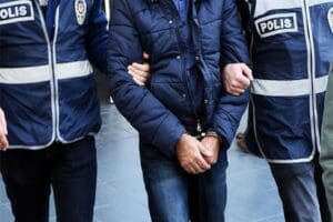 İzmir'in Bornova il&ccedil;esinde uyuşturucu satıcılarına y&ouml;nelik &ouml;zel olarak &ccedil;alışma y&uuml;r&uuml;ten