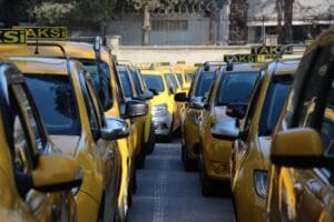 İzmir'de, taksi &uuml;cretlerinin zamlanmasıyla taksimetre ayarlarını g&uuml;ncellemek isteyen taksiciler, uzun