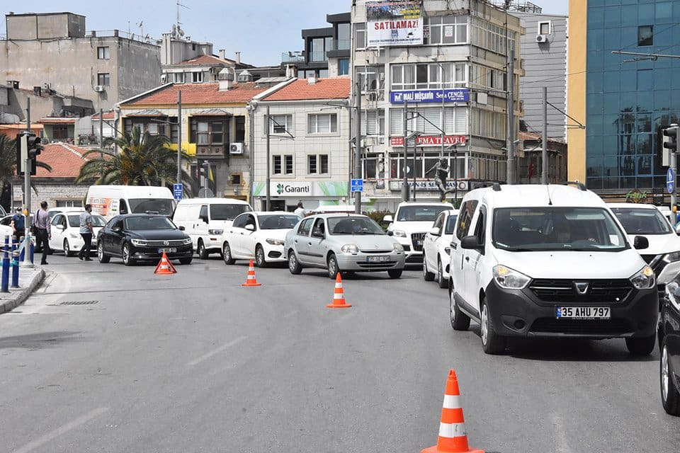 İzmir'de, tam kapanma denetimleri aralıksız s&uuml;r&uuml;yor.&nbsp; Denetim noktalarında ara&ccedil; kuyrukları