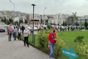 İzmir'de, tam kapanma nedeniyle sokaklar boş kalırken, koronavir&uuml;s aşısı sırası
