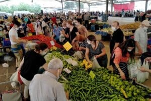 İzmir'de tam kapanmada genelgeyle bug&uuml;n a&ccedil;ılan pazar yerleri, sabah saatlerinden