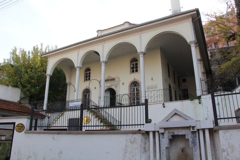 İzmir'in Konak il&ccedil;esinde&nbsp;tarihi Kumrulu Camisi'nin fotoselli muslukları, Esnaf Şeyh Camisi'nin