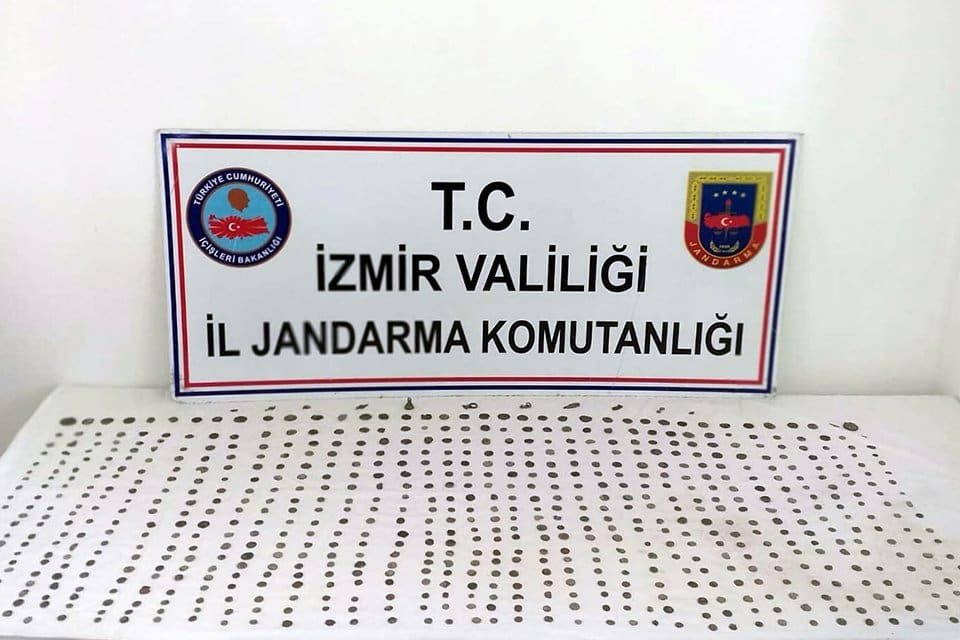 Torbalı'da, jandarmanın d&uuml;zenlediği tarihi eser operasyonunda 721&rsquo;i Osmanlı ve Bizans