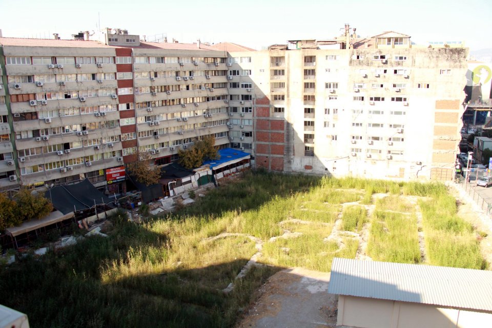 İzmir'in Konak il&ccedil;esinde yıkımı sırasında zemininde tarihi kalıntılar bulunan ve