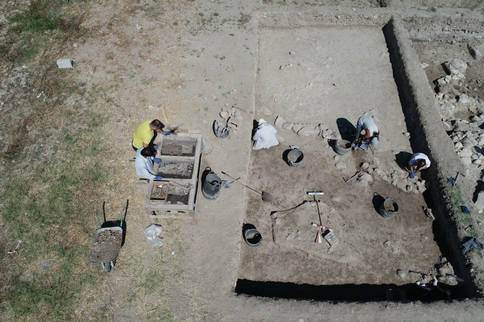 İzmir'in Kemalpaşa il&ccedil;esindeki Ulucak H&ouml;y&uuml;ğ&uuml;'nde, tarihleri 7 bin 800 ila