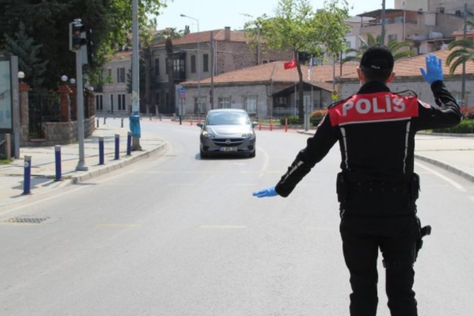 İzmir'de sokağa çıkma kısıtlamasını ihlal eden 594 kişiye idari para