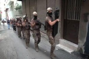 İZMİR'in Aliağa il&ccedil;esinde, faizle para verip, mağdur ettikleri kişilerin bir&ccedil;ok