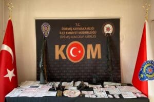 İzmir'in Tire il&ccedil;esinde, polis ekiplerinin d&uuml;zenlediği operasyonda tefecilik yaptığı belirlenen