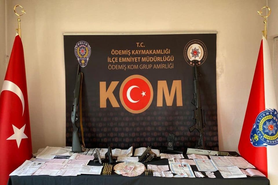 İzmir'in Tire il&ccedil;esinde, polis ekiplerinin d&uuml;zenlediği operasyonda tefecilik yaptığı belirlenen