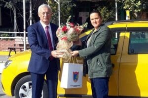 İzmir'de tek kadın taksi s&uuml;r&uuml;c&uuml;s&uuml; olan Sevim Kayka&ccedil;'ı, İzmir Şof&ouml;rler