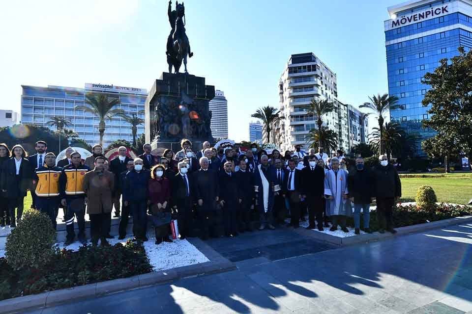 14 Mart Tıp Bayramı İzmir'de Cumhuriyet Meydanı'ndaki Atat&uuml;rk anıtına &ccedil;elenk