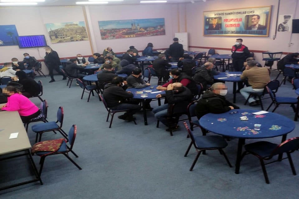 İzmir'in Bornova ve Kiraz il&ccedil;elerinde tombala oynanan iki iş yerine