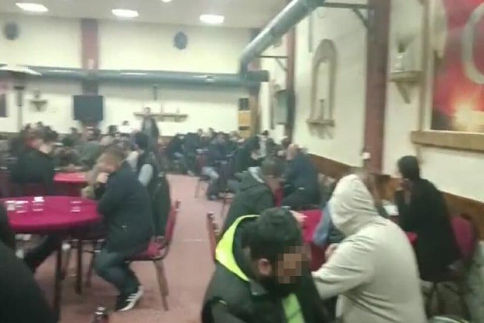 İzmir'in Bornova il&ccedil;esinde, kahvehanede tombala oynadıkları belirlenen 113 kişiye, toplam