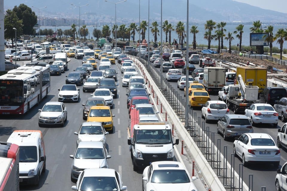 İZMİR'de trafiğe kayıtlı ara&ccedil; sayısı temmuz ayı sonu itibarıyla 1