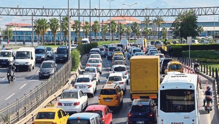 İzmir'de trafiğe kayıtlı araç sayısı azaldı!