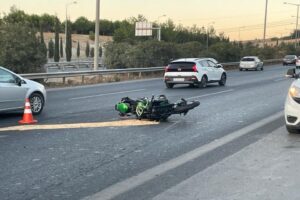 İzmir&rsquo;in Gaziemir il&ccedil;esinde &ouml;n&uuml;nde giden otomobile &ccedil;arpan motosiklet s&uuml;r&uuml;c&uuml;s&uuml;&nbsp;olay yerinde