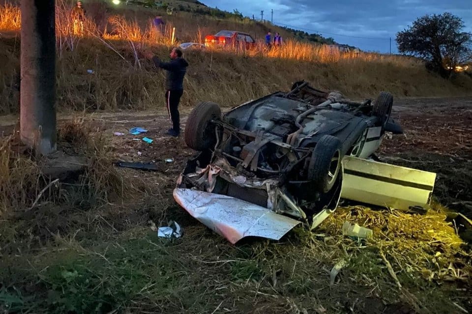 İzmir'in Tire il&ccedil;esinde, kontrolden &ccedil;ıkan otomobil şarampole devrildiği kazada s&uuml;r&uuml;c&uuml;