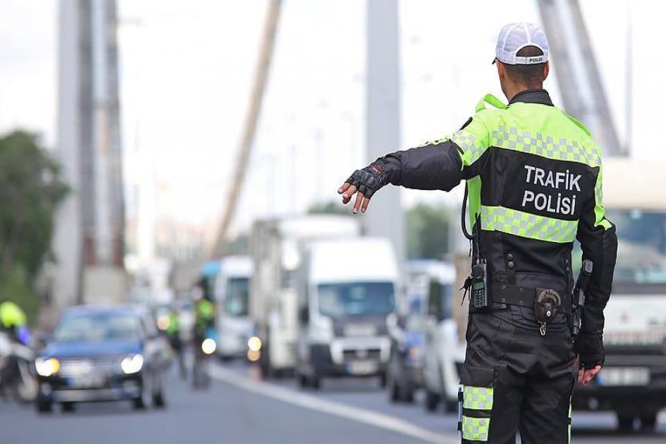 Karabağlar'da bir grup gencin i&ccedil;inde bulunduğu ara&ccedil; trafikte drift attı,