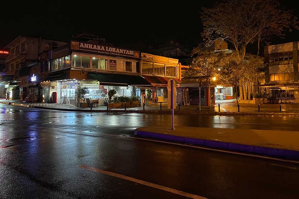 İzmir'in Konak il&ccedil;esinde, iddiaya g&ouml;re trans birey olduğu ileri s&uuml;r&uuml;len