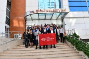 Başkan Utku G&uuml;mr&uuml;k&ccedil;&uuml; &ouml;nc&uuml;l&uuml;ğ&uuml;nde s&uuml;rd&uuml;r&uuml;len kurumsallaşma &ccedil;alışmaları kapsamında vatandaş memnuniyetinin