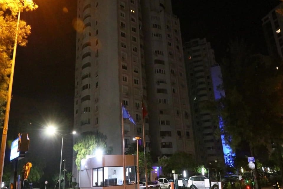 İzmir&rsquo;in Karşıyaka il&ccedil;esinde akşam saatlerinde duyulan siren sesleri vatandaşların panik