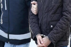 İzmir'in &Ccedil;eşme il&ccedil;esinde, uyuşturucu operasyonunda g&ouml;zaltına alınan 2 kişi tutuklandı.