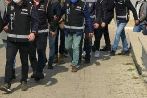 İzmir'in Menemen ilçesinde uyuşturucu ticaretine yönelik yürütülen soruşturma kapsamında 30