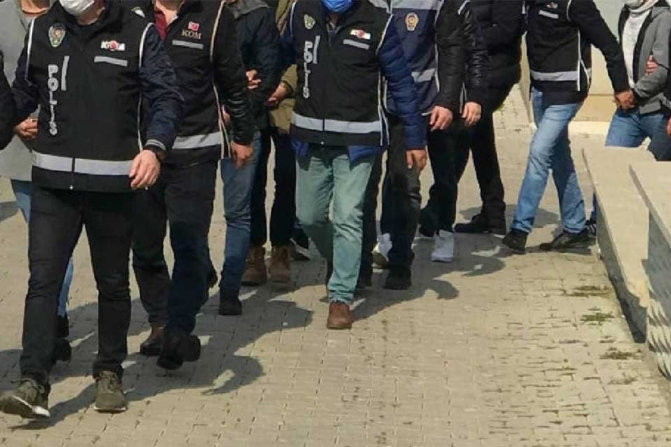 İzmir'de uyuşturucu operasyonu: 30 gözaltı İzmir'in Menemen ilçesinde uyuşturucu ticaretine yönelik yürütülen soruşturma kapsamında 30