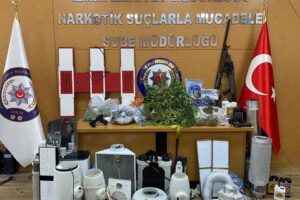 İzmir'de 23 adrese yönelik eş zamanlı operasyonda 1 kilo 927