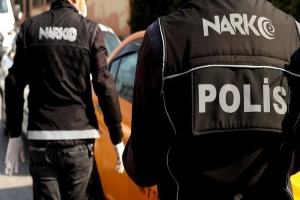 İzmir'de, uyuşturucu ticareti yapanlara y&ouml;nelik operasyonda g&ouml;zaltına alınan 69 ş&uuml;pheliden