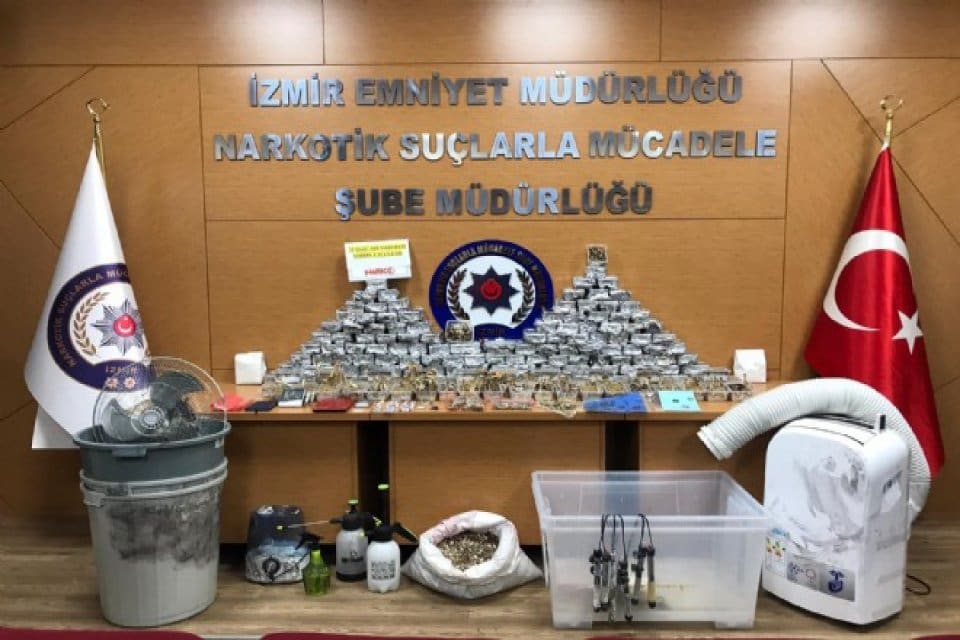 İzmir'de uyuşturucu tacirlerine y&ouml;nelik d&uuml;zenlenen operasyonda hal&uuml;sinasyon g&ouml;r&uuml;lmesine neden olan