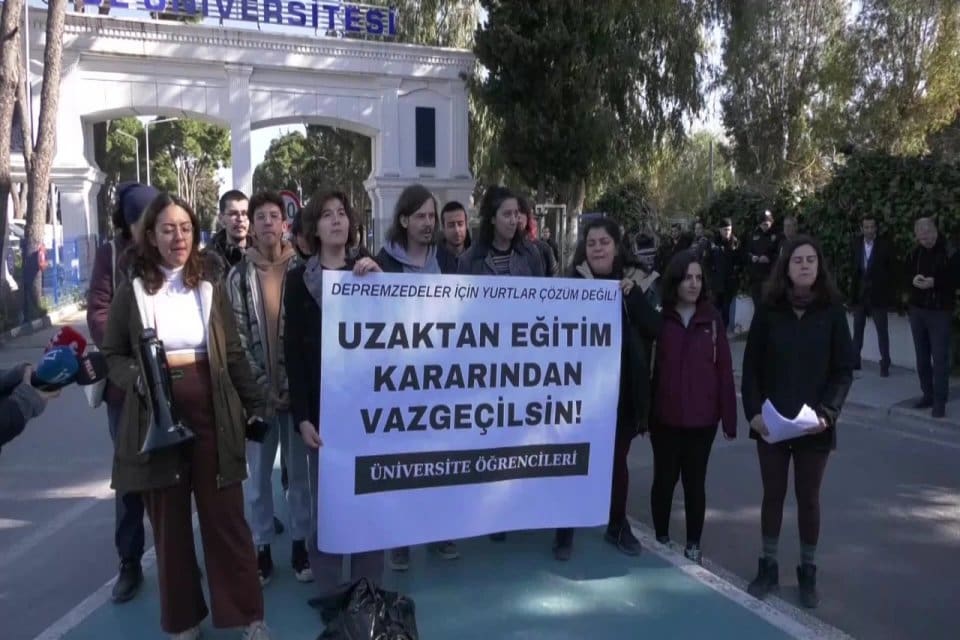 İzmir&rsquo;de bir grup &uuml;niversite &ouml;ğrencisi, depremzedelerin Kredi ve Yurtlar Kurumu
