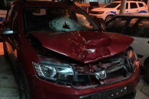 İzmir'in Buca il&ccedil;esinde, otomobil yolun karşına ge&ccedil;meye &ccedil;alışan Kadir Yula'ya
