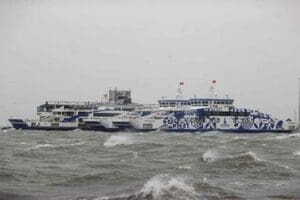 İzmir'de olumsuz hava koşulları nedeniyle vapur ve deniz otob&uuml;s&uuml; seferleri