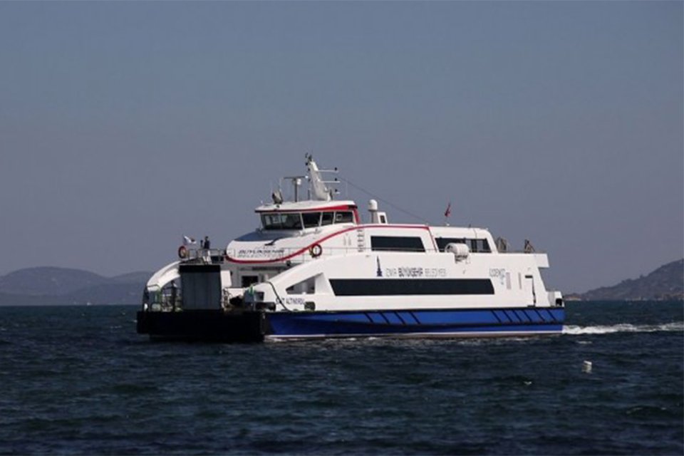 İzmir'de kuvvetli rüzgar ulaşımı da aksattı, yolcu vapuru seferleri durduruldu.