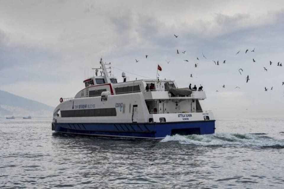 İzmir'de olumsuz hava şartları nedeniyle vapur seferleri iptal edildi. İZDENİZ'den