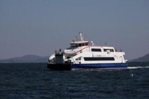 İzmir'de olumsuz hava ve deniz koşulları nedeniyle arabalı vapur ve