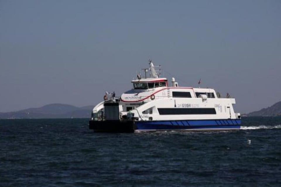 İzmir'de olumsuz hava ve deniz koşulları nedeniyle arabalı vapur ve