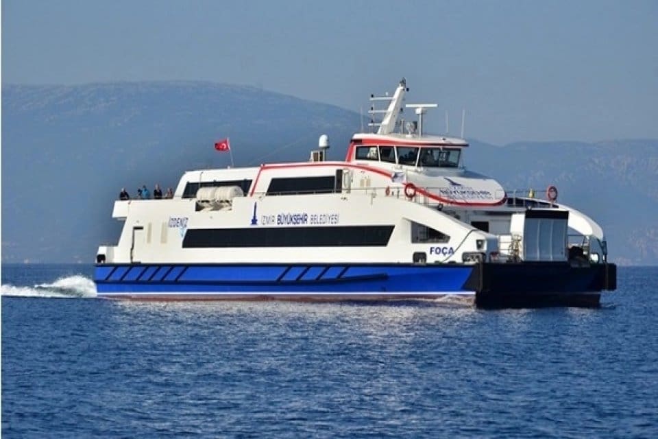 İzmir'de olumsuz hava koşulları nedeniyle arabalı vapur ve yolcu gemisi