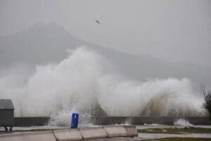 İzmir'de olumsuz hava ve deniz koşulları nedeniyle durdurulan vapur seferleri,