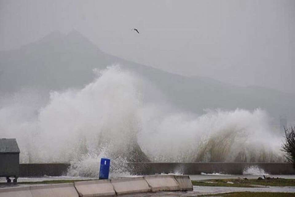İzmir'de olumsuz hava ve deniz koşulları nedeniyle durdurulan vapur seferleri,