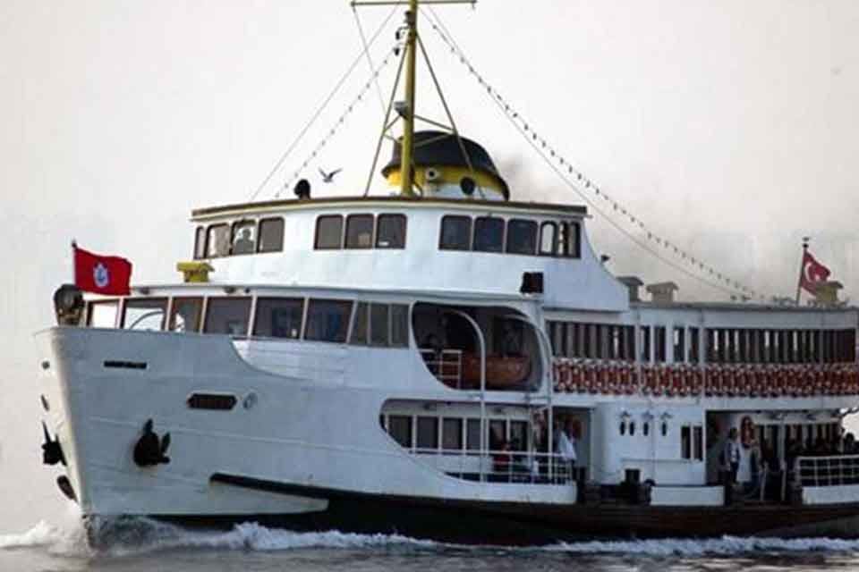 İzmir'de etkili olan olumsuz hava koşulları nedeniyle iptal olan vapur