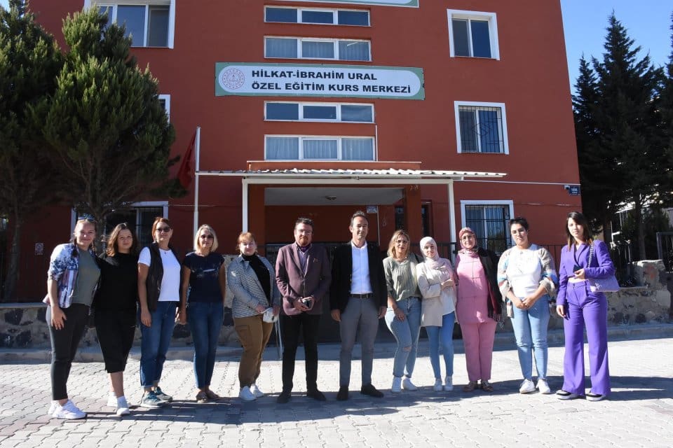 İzmir'in Menemen il&ccedil;esinde, &ccedil;oğunluğunu evlenip&nbsp;T&uuml;rkiye'ye yerleşen kadınların oluşturduğu yabancı uyruklu