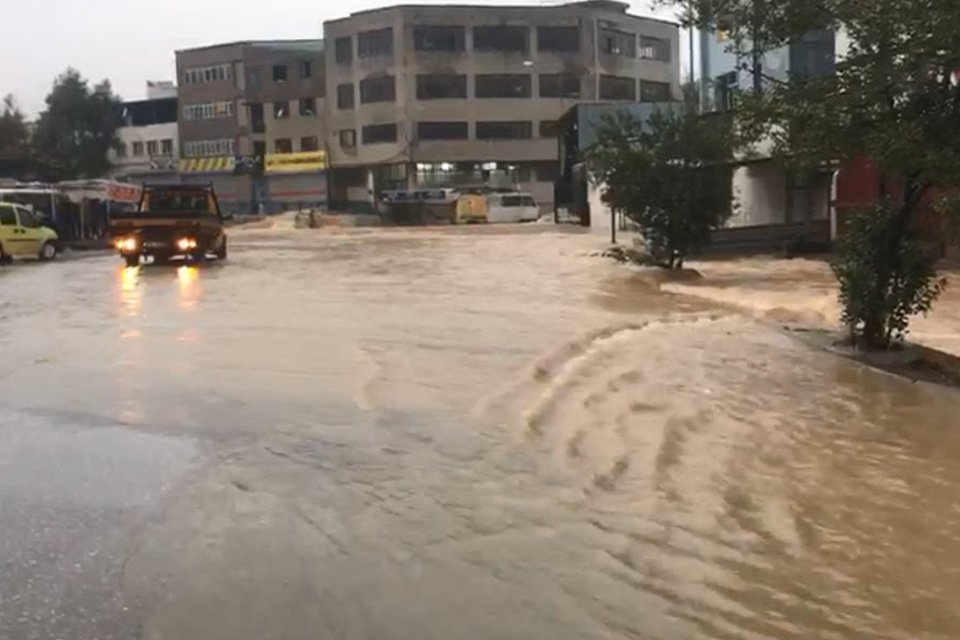 İzmir'de yaşanan sel felaketinin ardından dereler taştı, ev ve işyerlerini